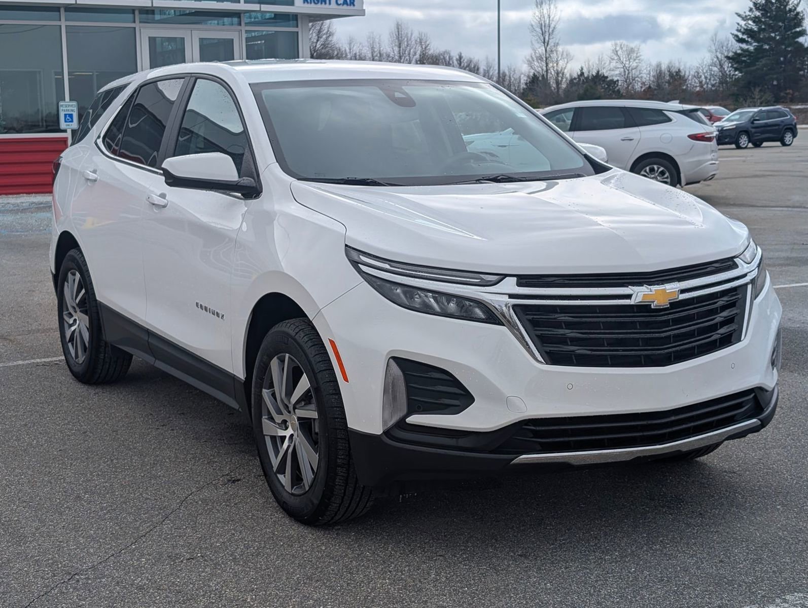 Used 2024 Chevrolet Equinox LT AWD/4WD image 3