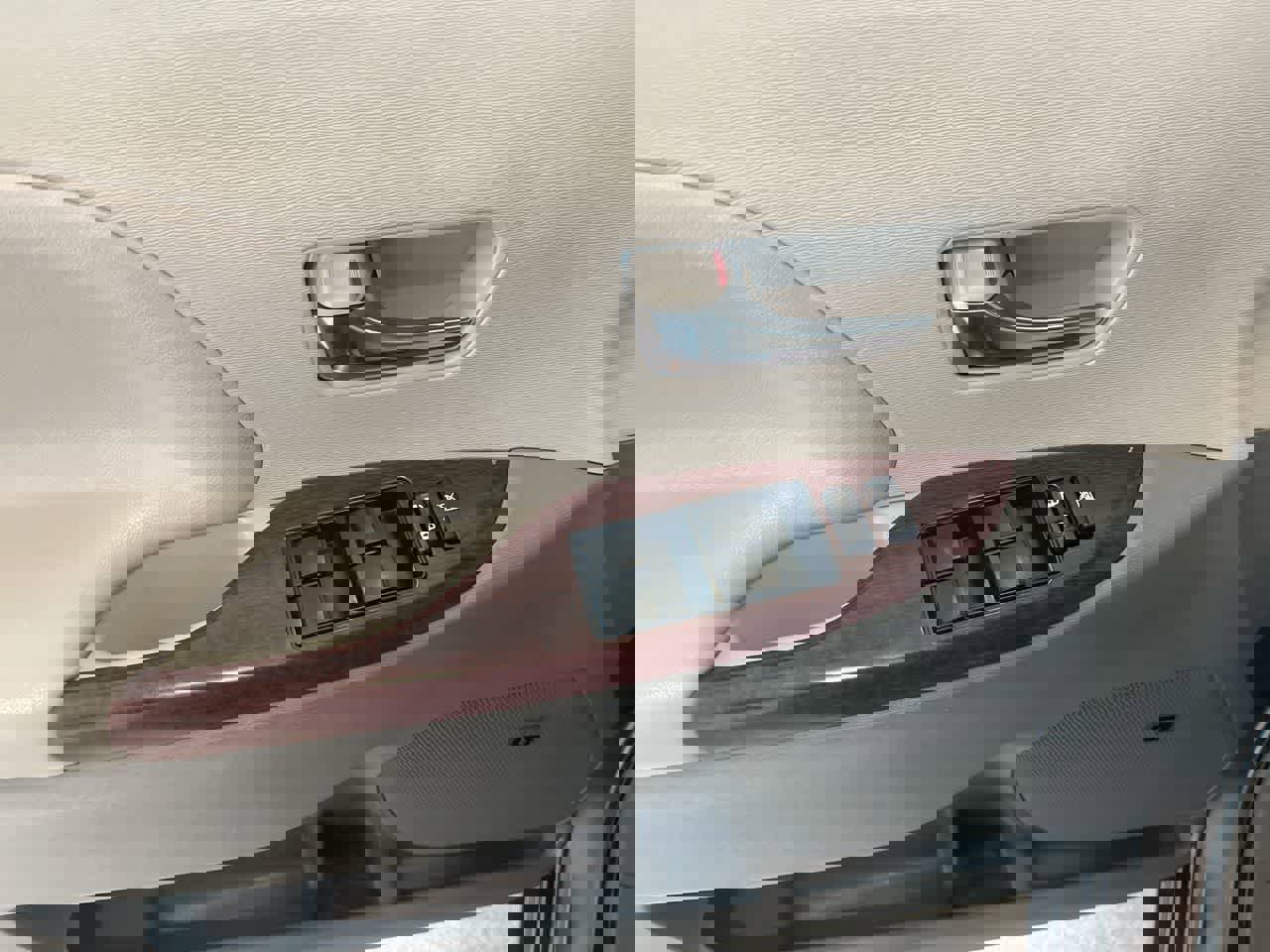 Used 2014 Toyota Sienna XLE w/ XLE Premium Package image 11