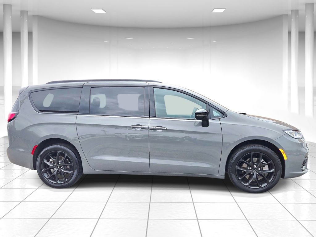 Used 2023 Chrysler Pacifica Limited w/ Uconnect Theater Family Group image 2