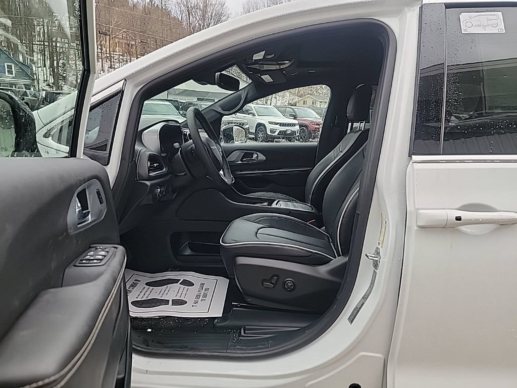 New 2026 Chrysler Pacifica Limited w/ Uconnect Theater Family Group AWD/4WD image 6