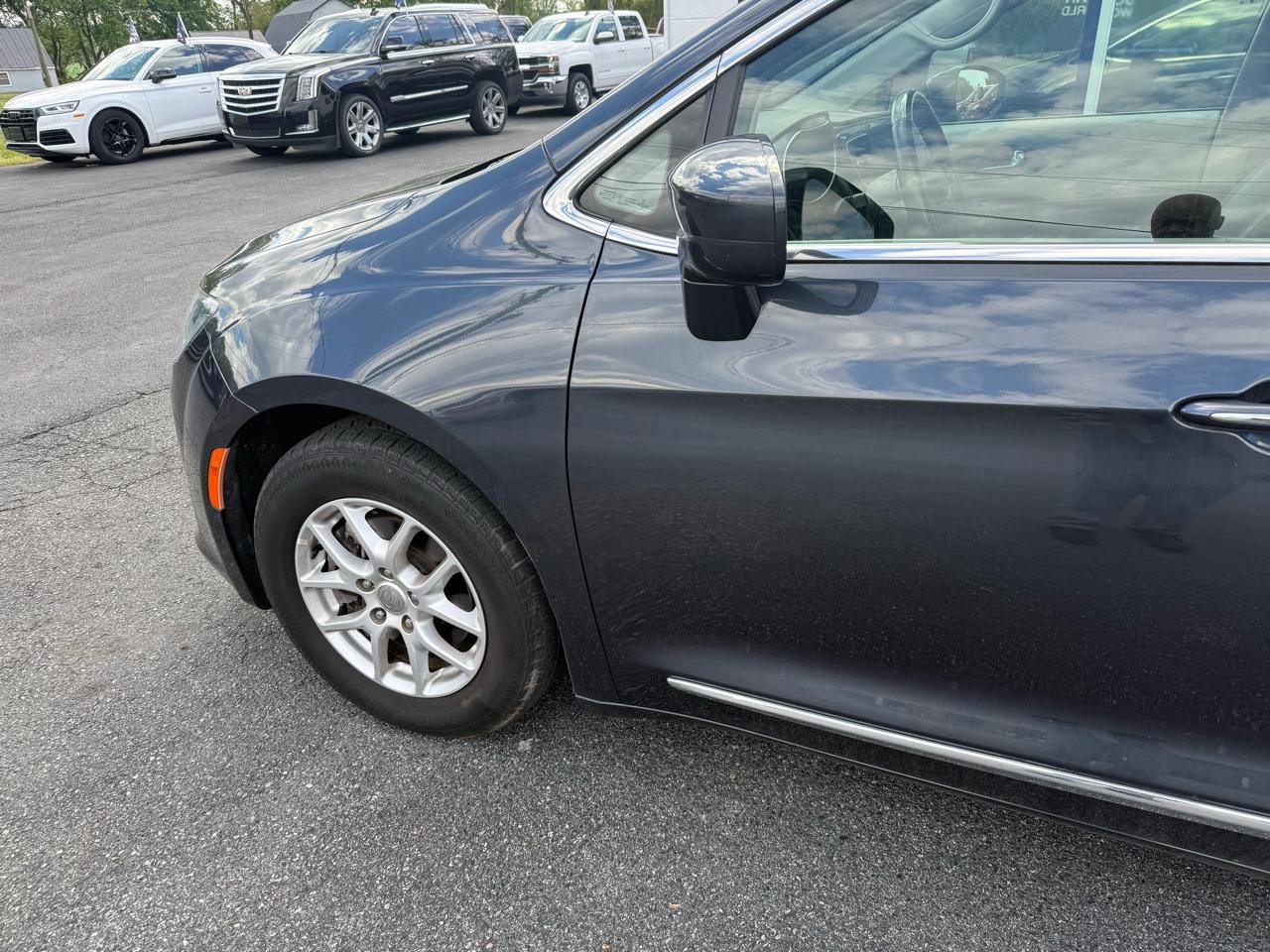 Used 2020 Chrysler Pacifica Touring-L image 3