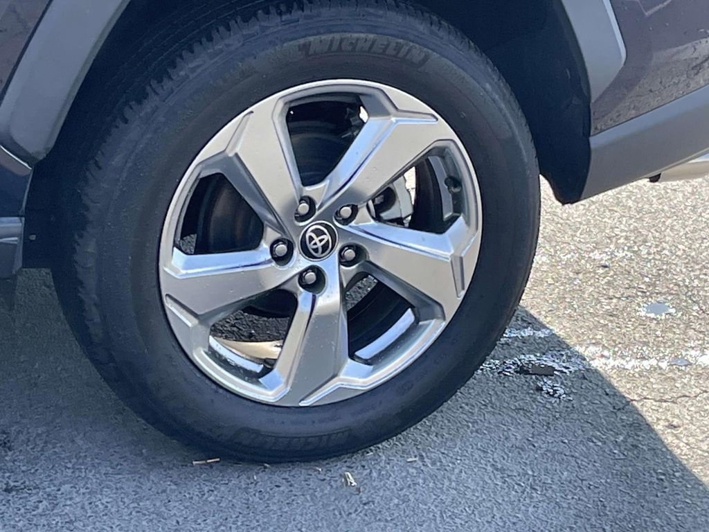 Used 2021 Toyota RAV4 XLE Premium image 23