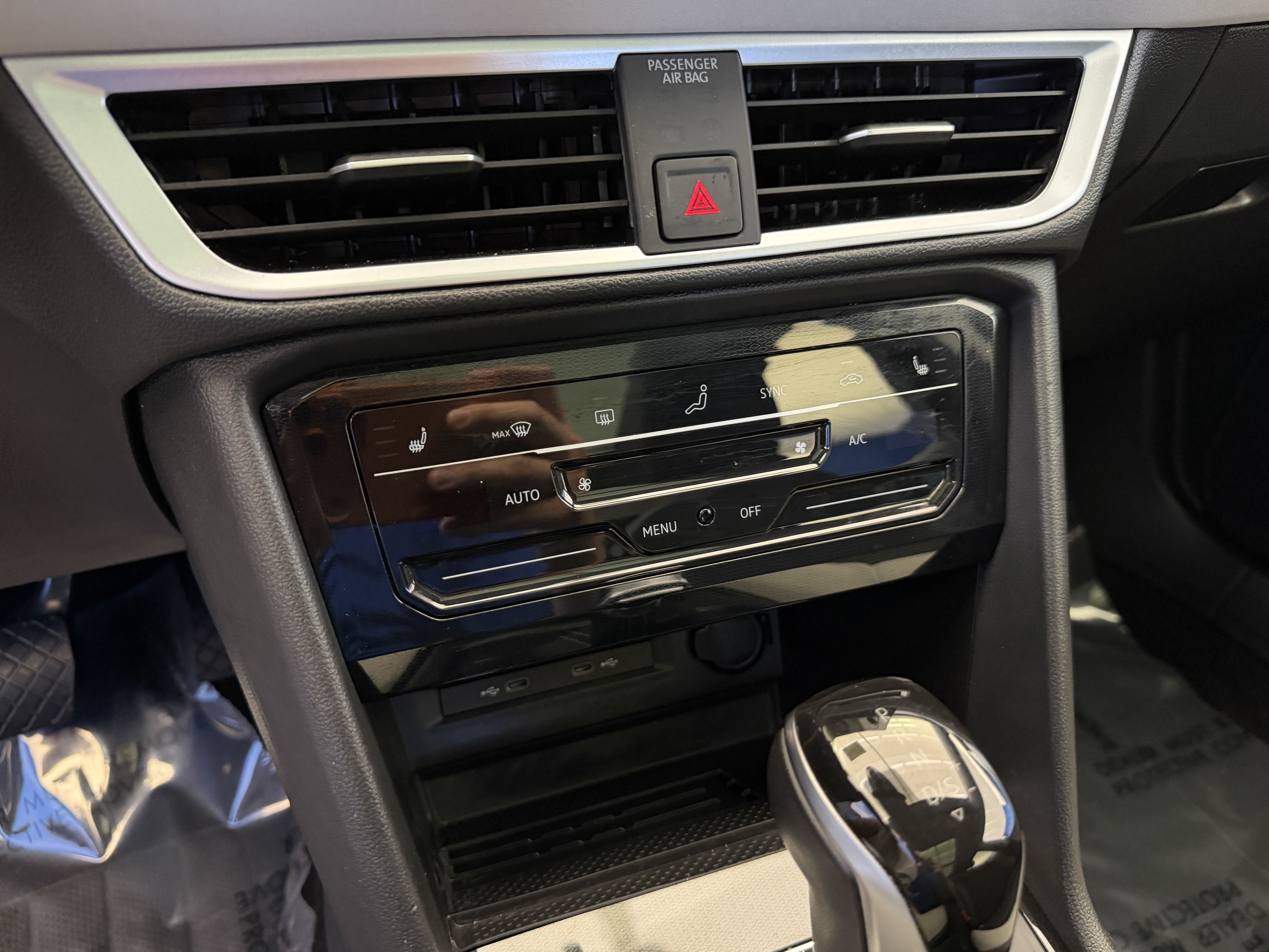 Certified 2025 Volkswagen Taos SE w/ Panoramic Sunroof Package FWD image 20