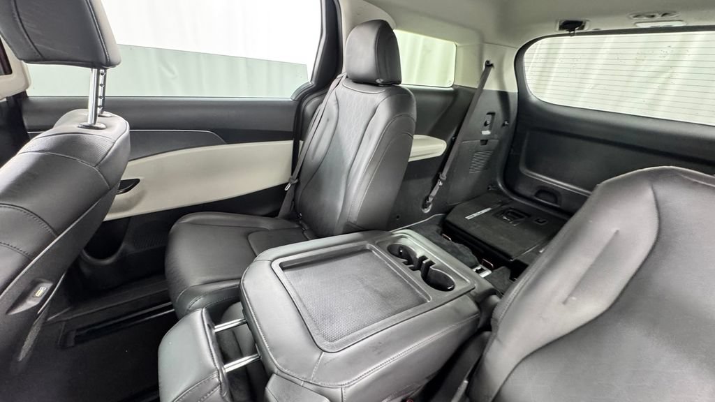 Used 2024 Kia Carnival LX FWD image 14