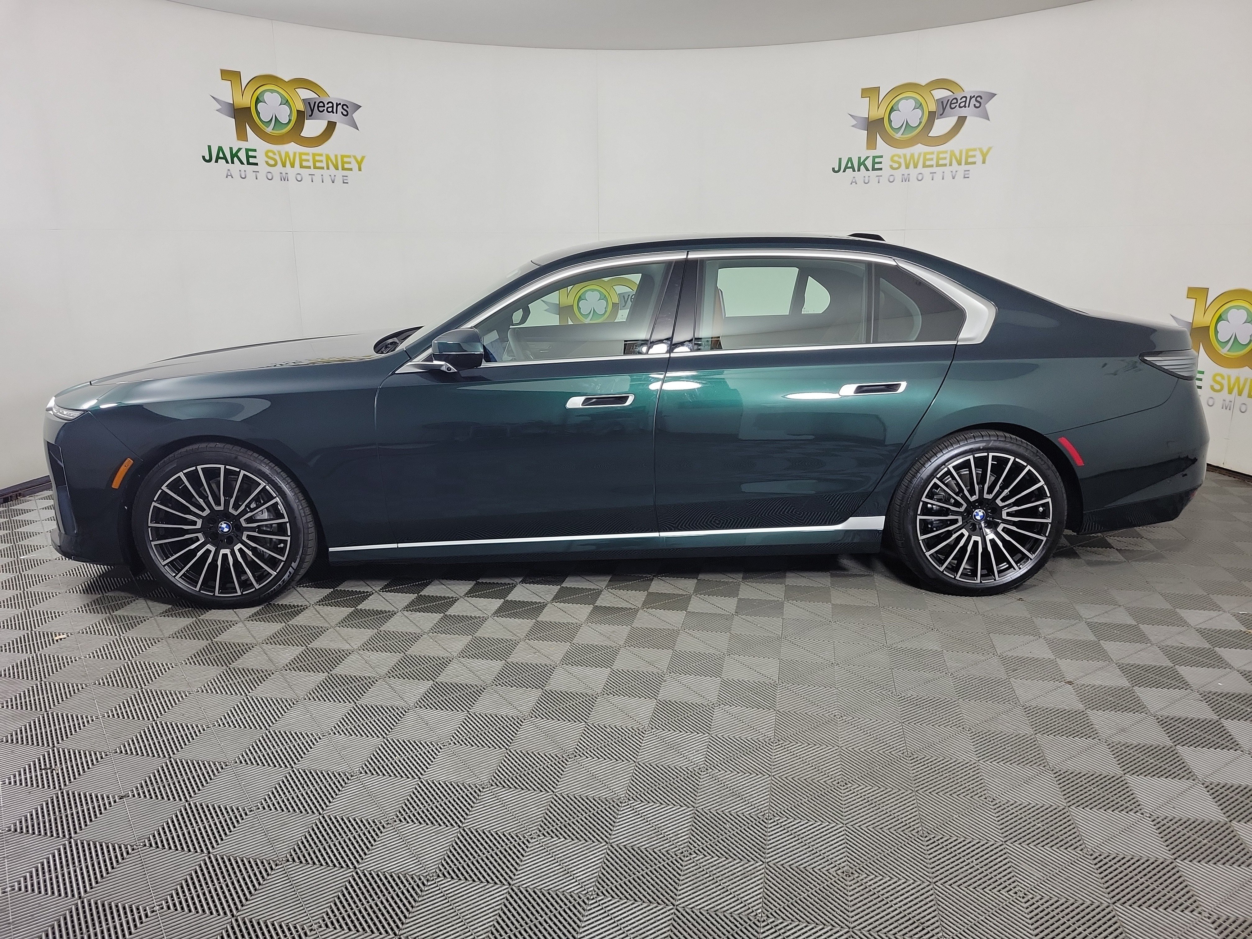 New 2027 BMW 740i xDrive w/ Premier Package AWD/4WD image 4