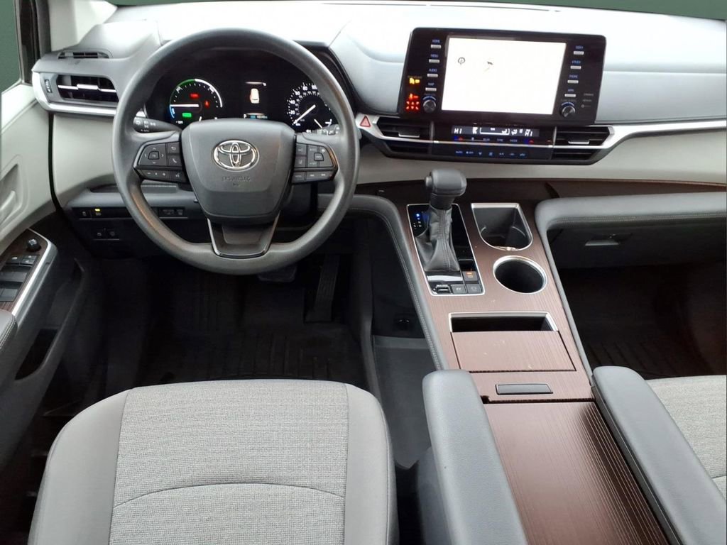 Used 2022 Toyota Sienna LE image 9