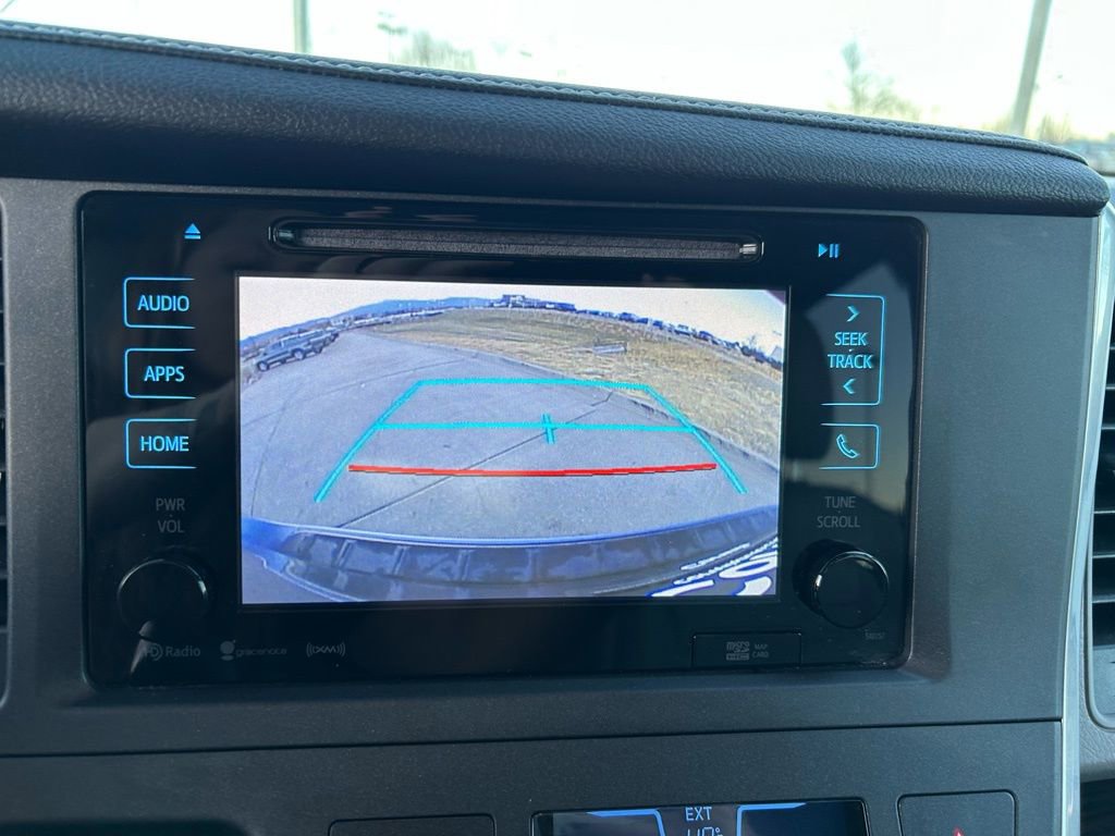 Used 2016 Toyota Sienna XLE Premium image 16