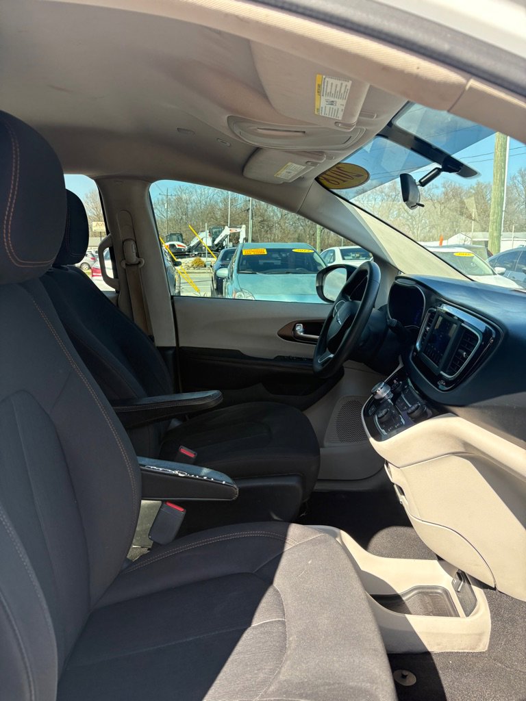 Used 2018 Chrysler Pacifica L image 16