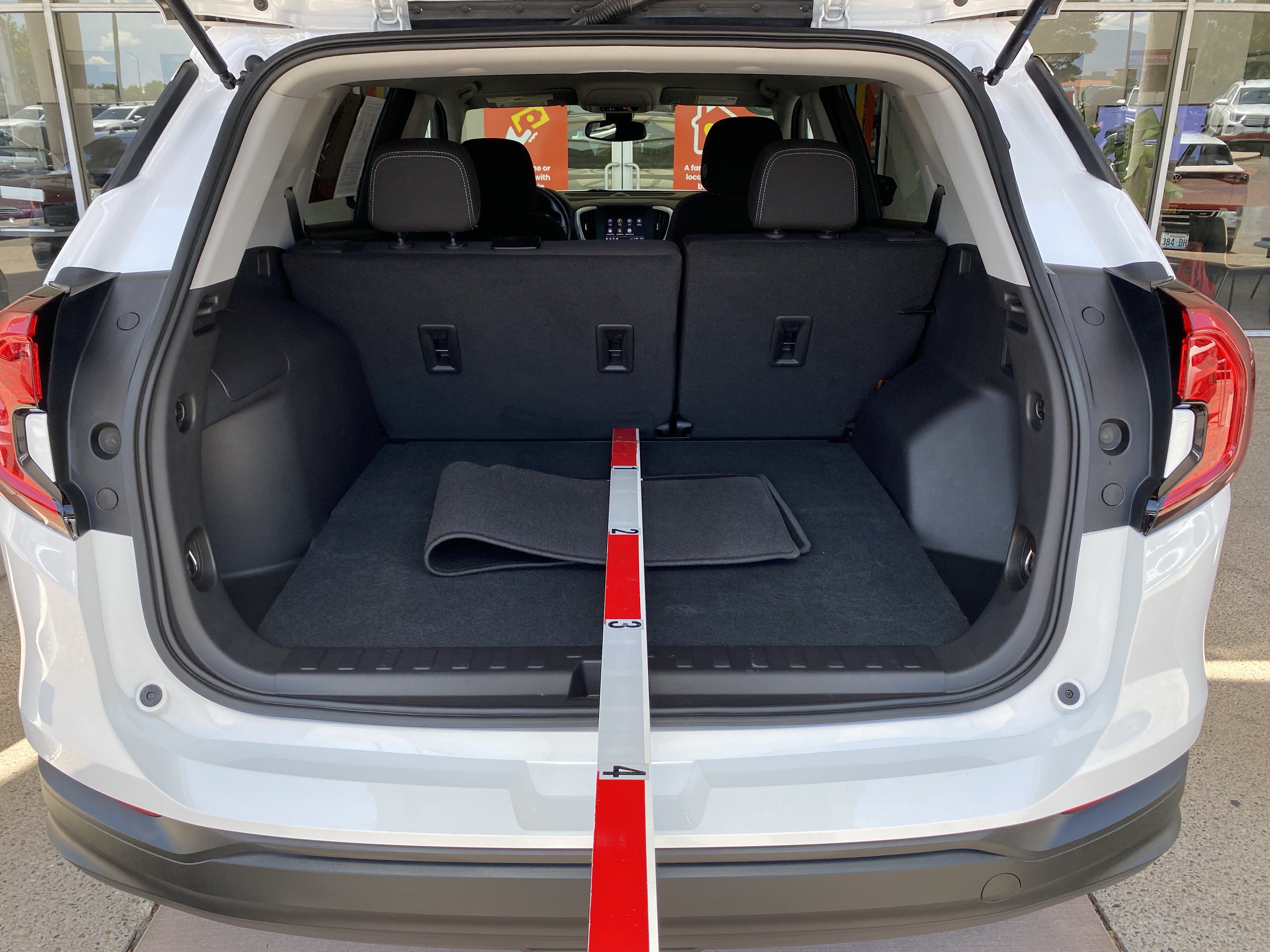 Used 2024 GMC Terrain SLE w/ Driver Convenience Package AWD/4WD image 17
