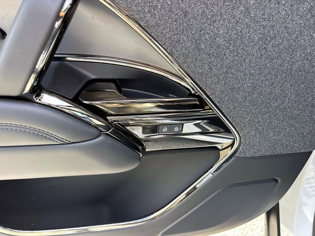 Certified 2025 Land Rover Range Rover Sport image 13