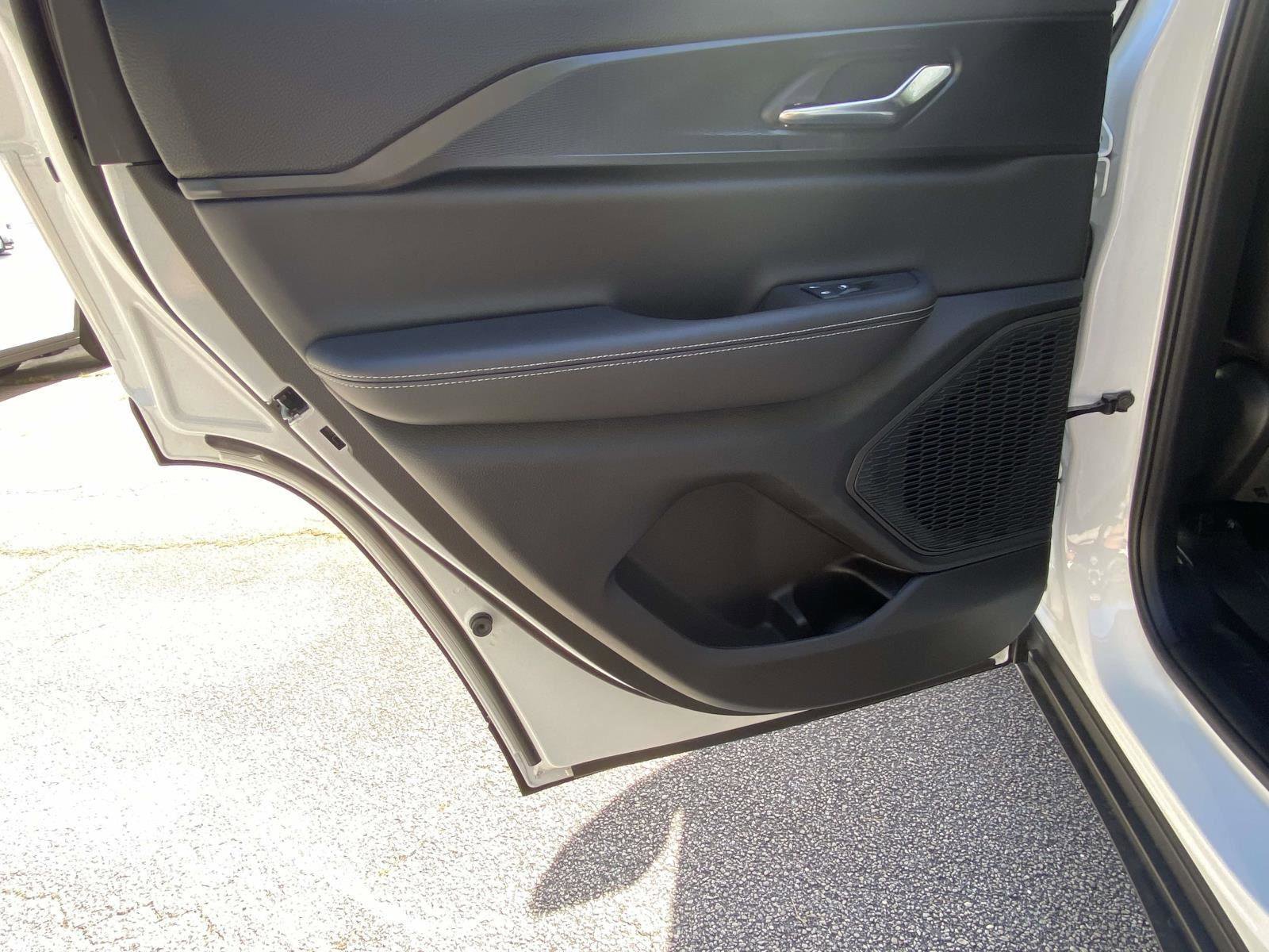 New 2025 Jeep Grand Cherokee Altitude image 13