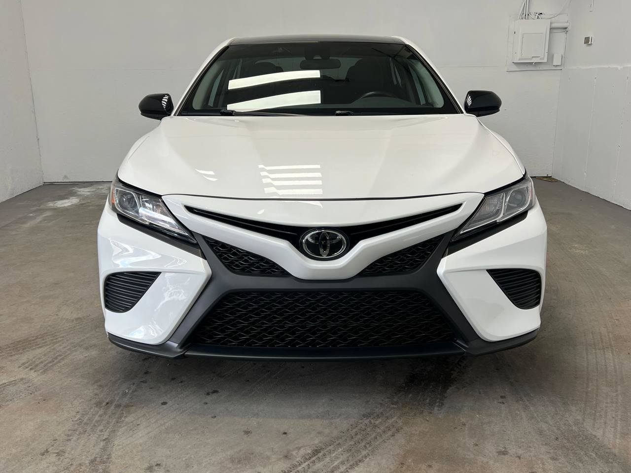 Used 2018 Toyota Camry XSE image 2