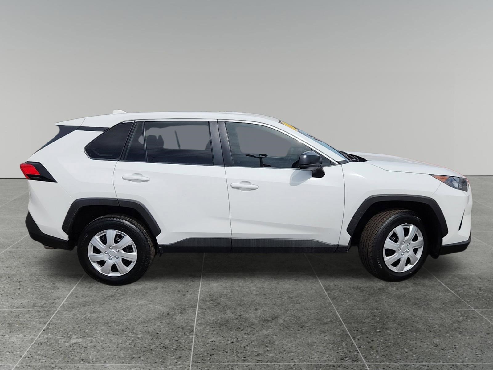 Used 2022 Toyota RAV4 LE image 8