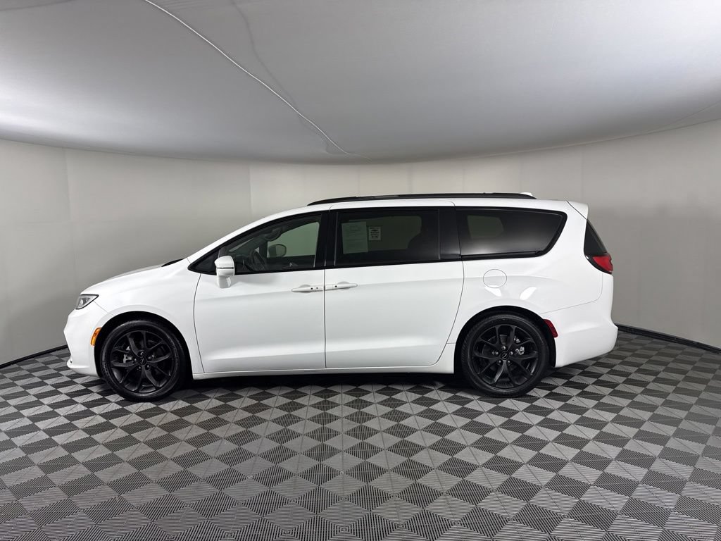Used 2021 Chrysler Pacifica Touring w/ S Appearance Package FWD image 2