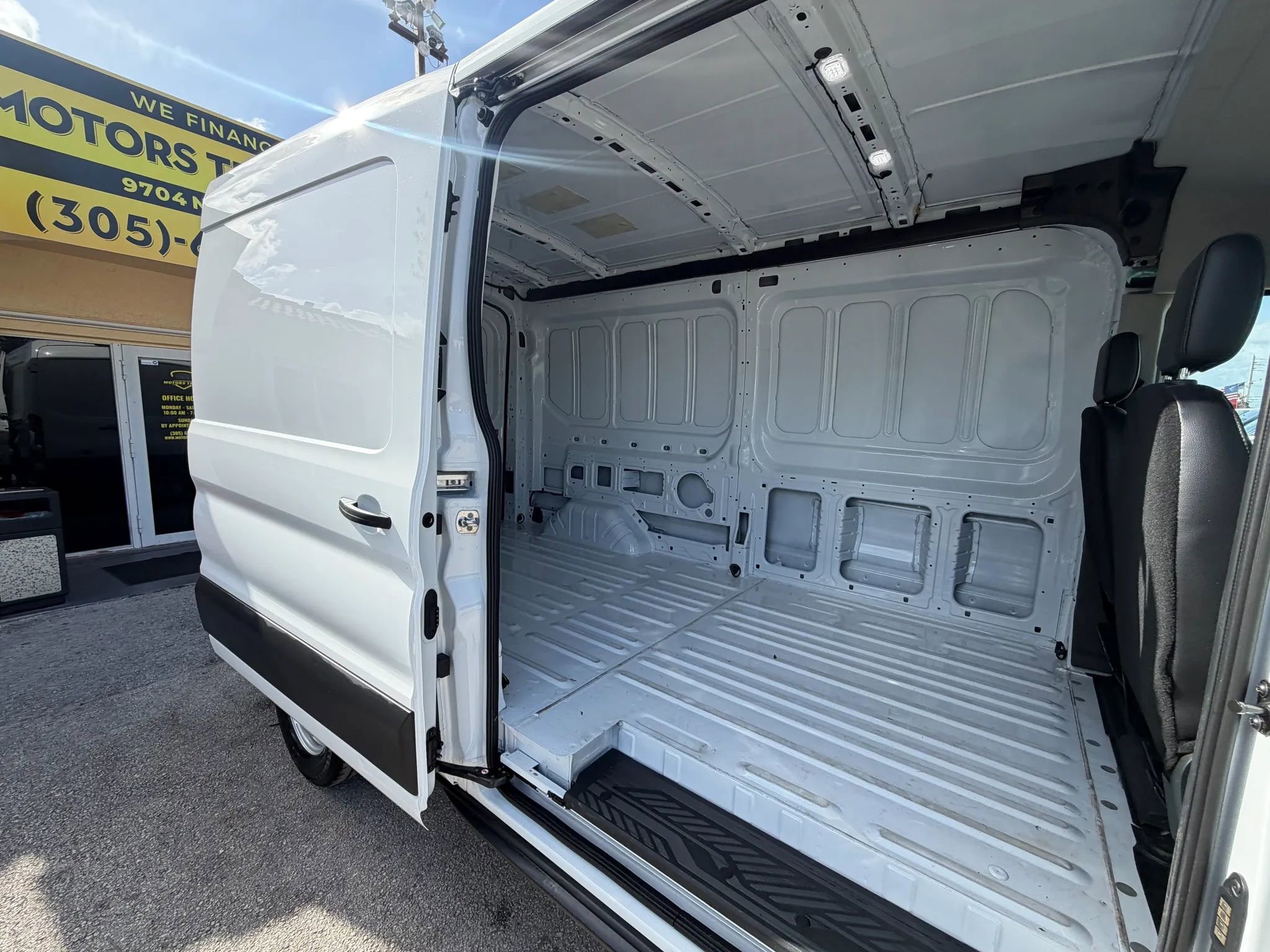 Used 2025 Ford Transit 250 148 Medium Roof image 9