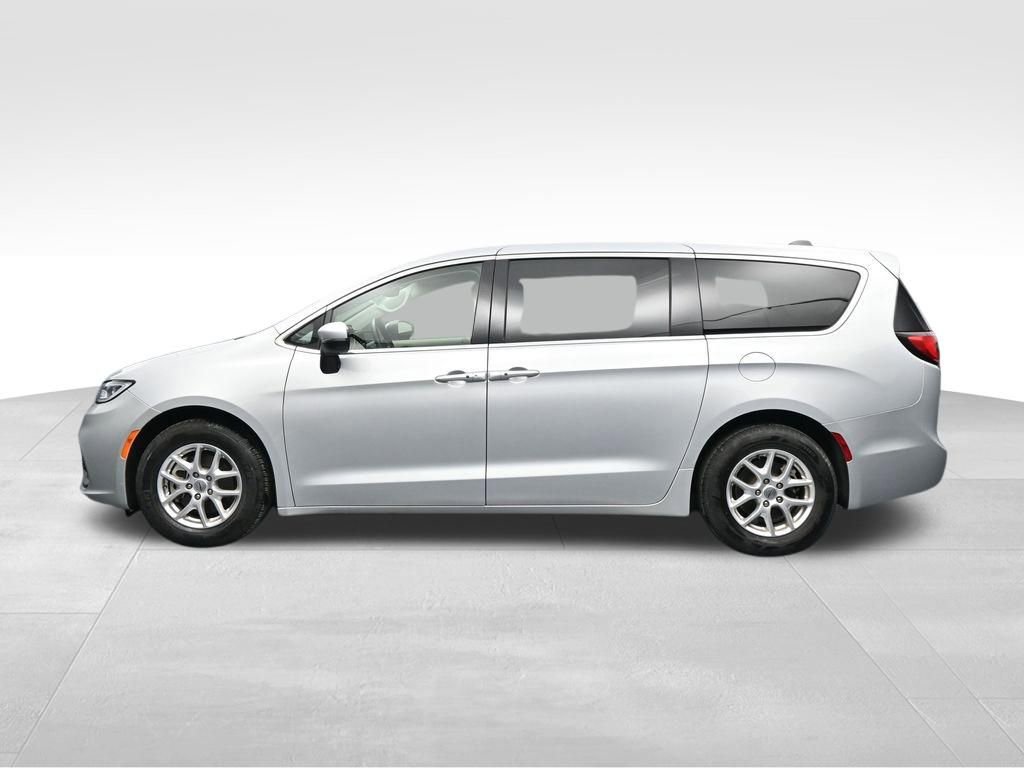 Used 2023 Chrysler Pacifica Touring-L FWD video 2