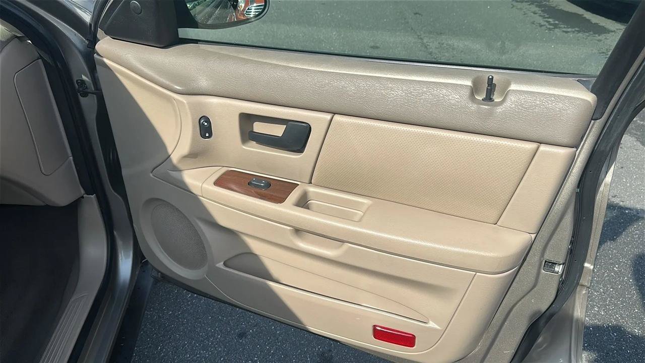 Used 2006 Ford Taurus SEL FWD image 32