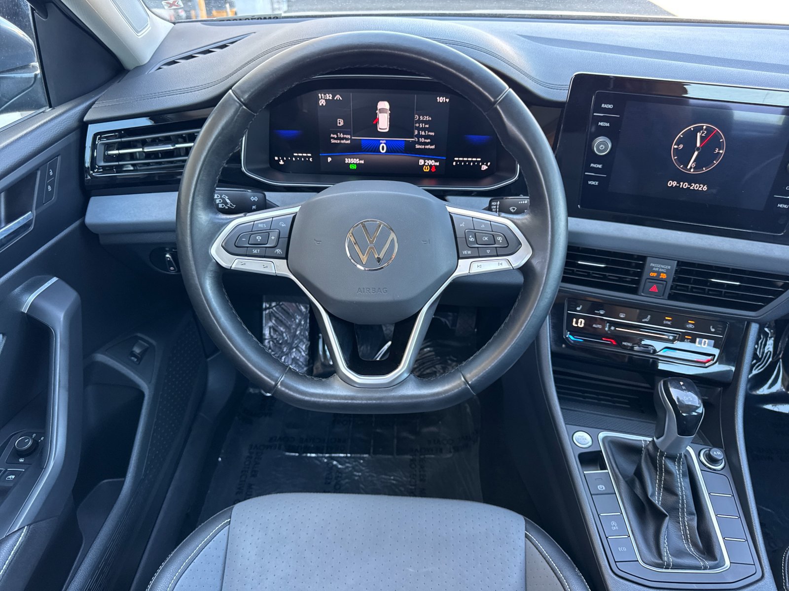 Used 2025 Volkswagen Jetta SE FWD image 16