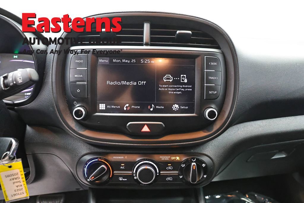 Used 2023 Kia Soul LX w/ LX Technology Package FWD image 12