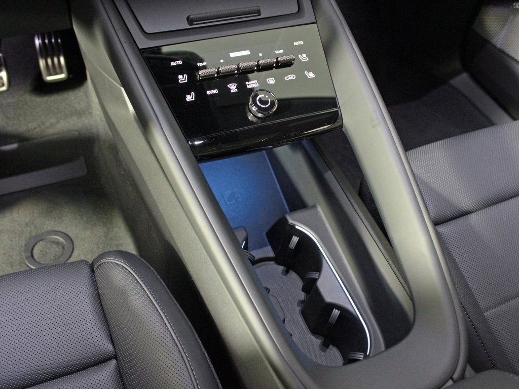 Certified 2025 Porsche Macan Turbo Electric AWD/4WD image 31