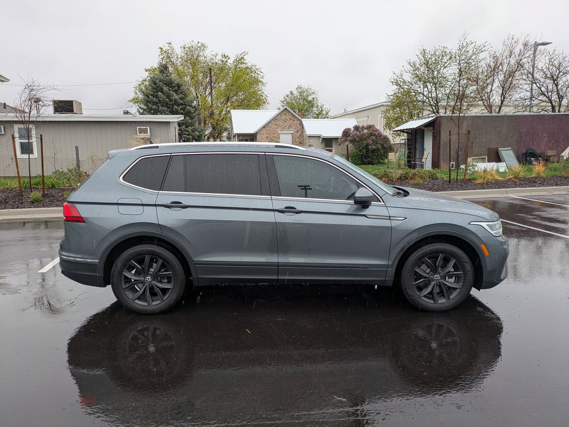 Certified 2024 Volkswagen Tiguan SE w/ Panoramic Sunroof Package image 2