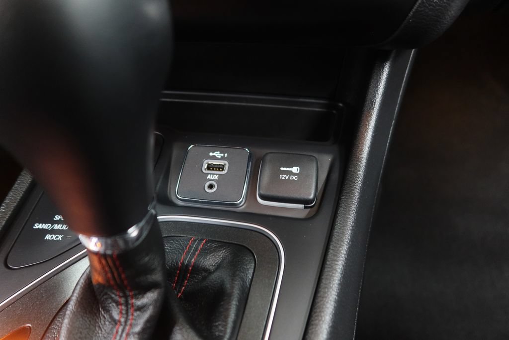 Used 2021 Jeep Cherokee Trailhawk w/ Premium Leather Package AWD/4WD image 18