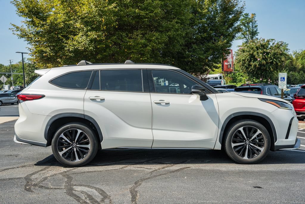 Used 2021 Toyota Highlander XSE AWD/4WD image 3