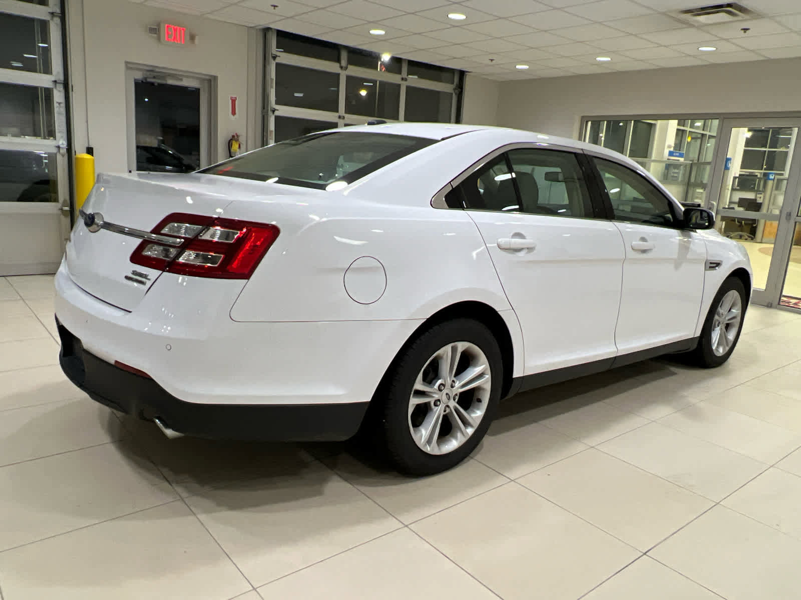 Used 2018 Ford Taurus SEL FWD image 7