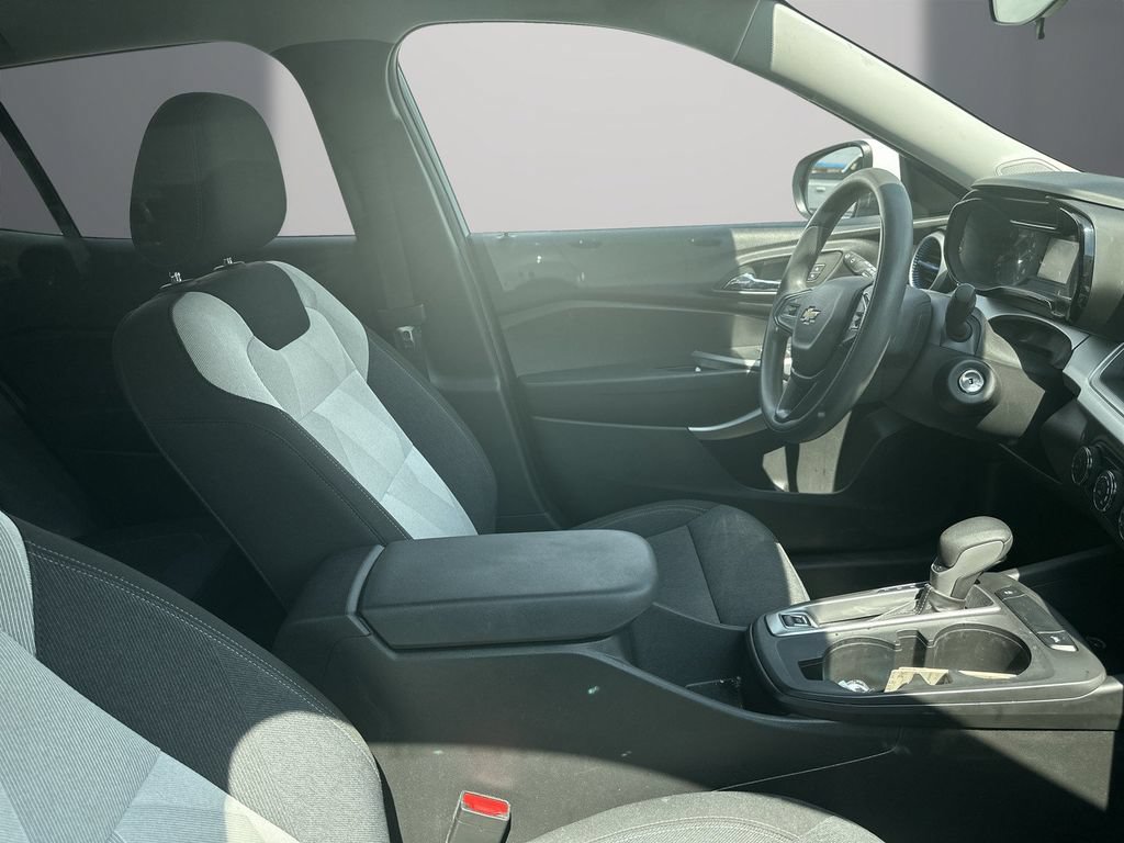 Used 2024 Chevrolet Trax LS w/ LS Convenience Package FWD image 9