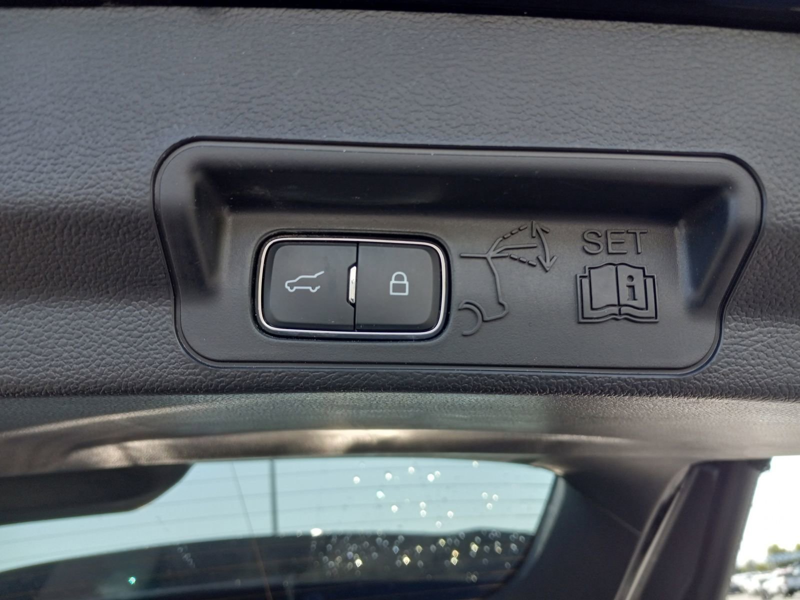 Used 2024 Ford Explorer Limited image 13