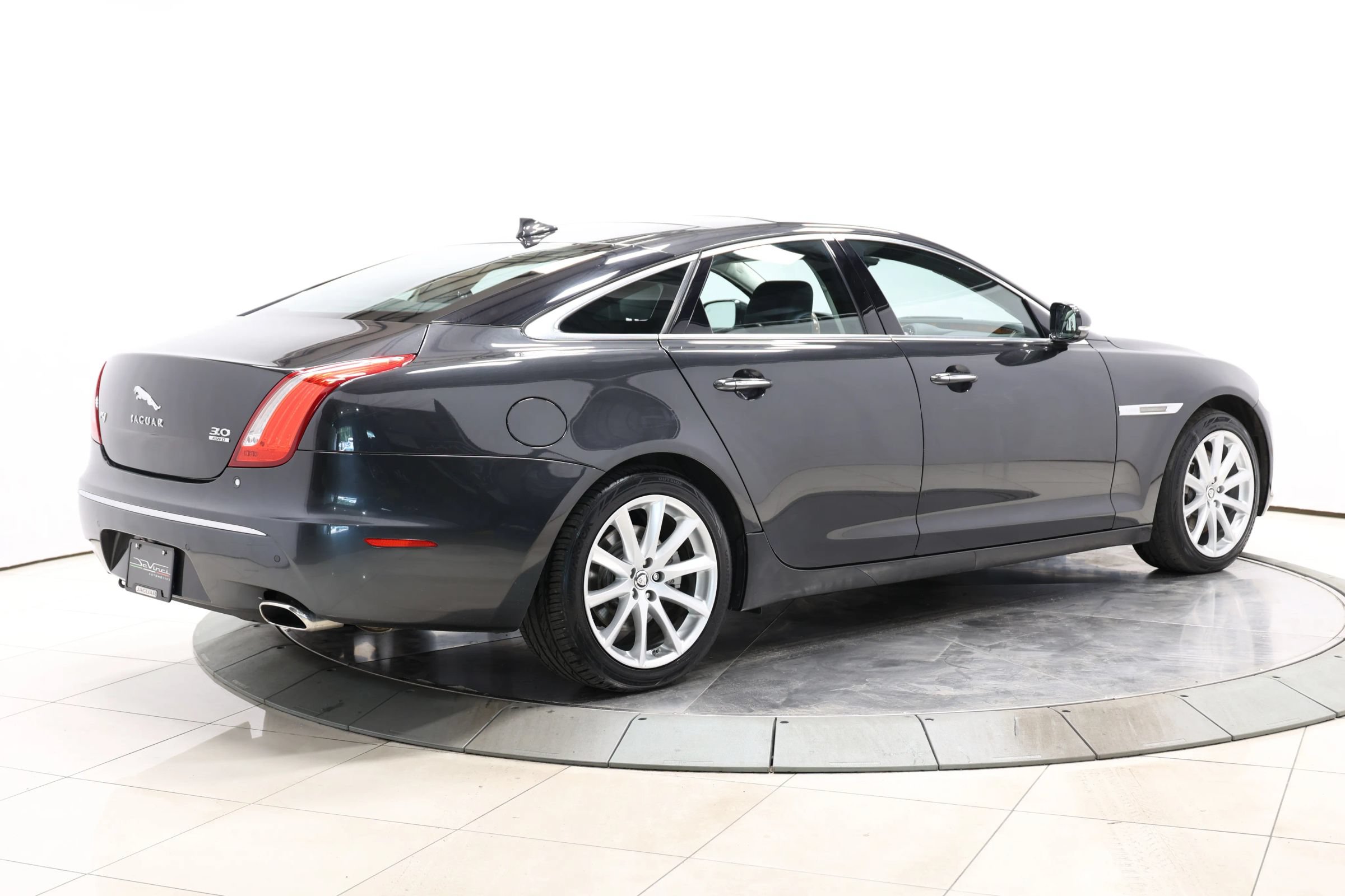 Used 2013 Jaguar XJ AWD image 4