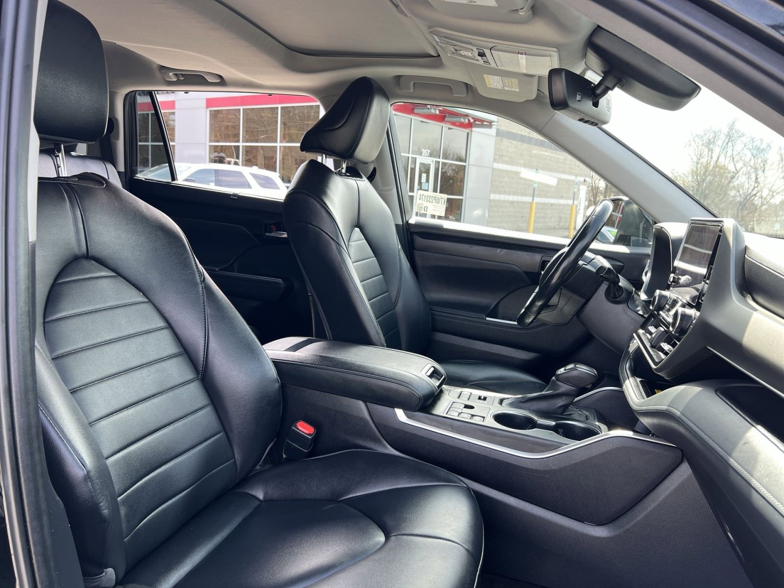 Used 2023 Toyota Highlander XLE image 27