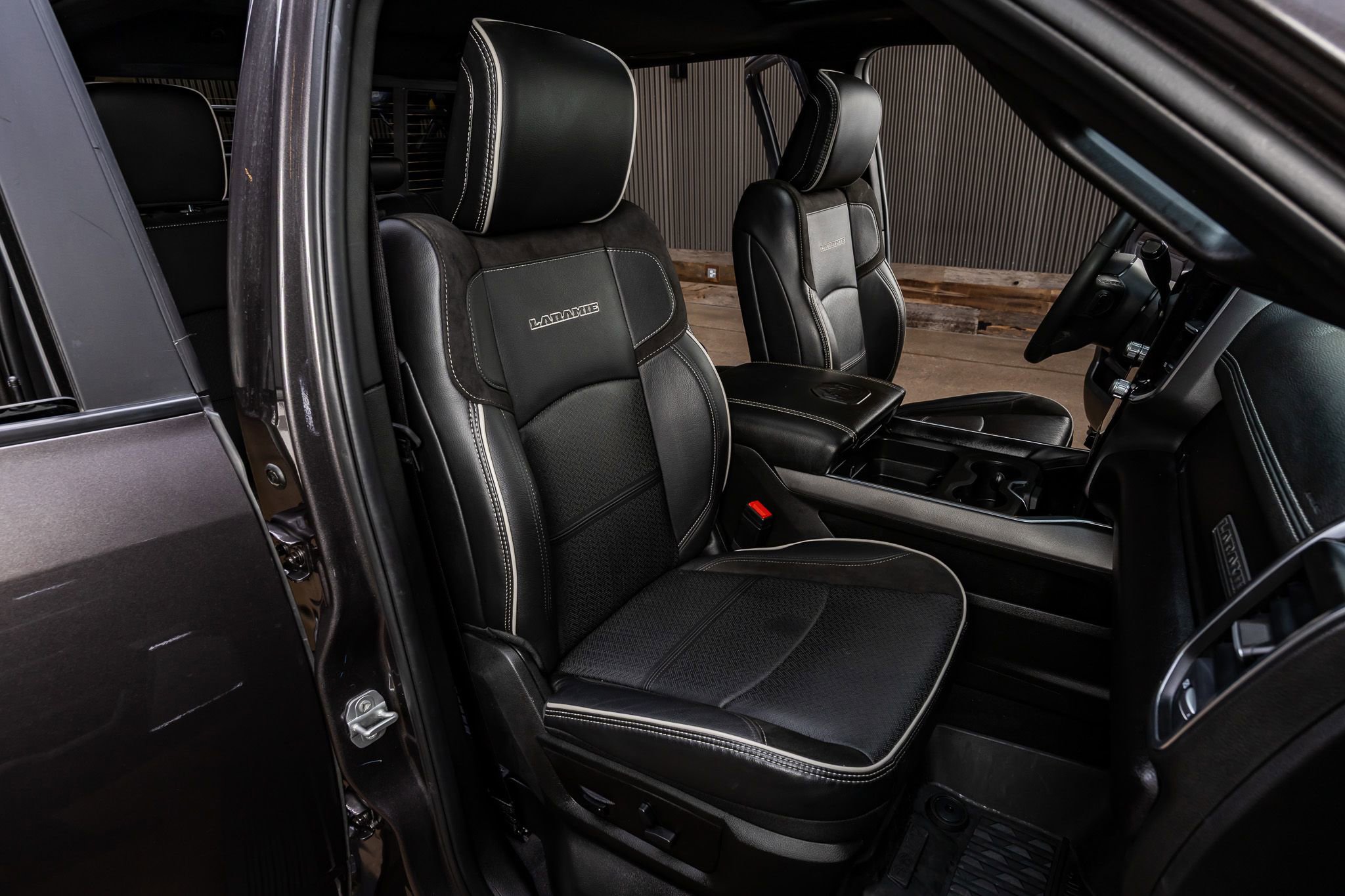 Used 2025 RAM 3500 Laramie AWD/4WD image 30