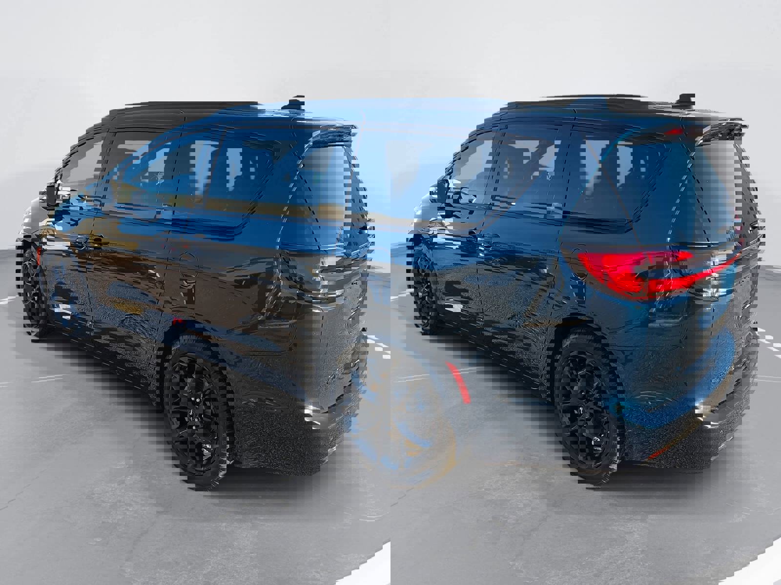 Used 2025 Chrysler Pacifica Limited image 7