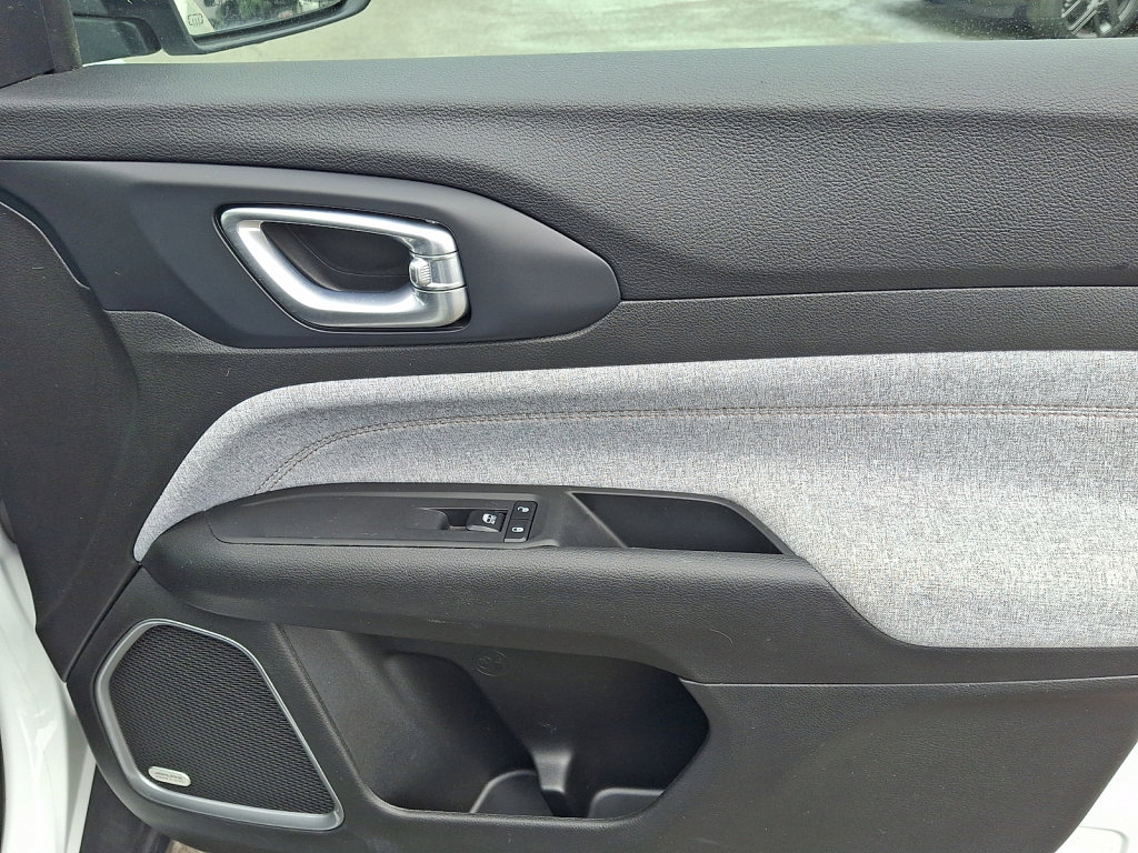 Used 2022 Jeep Compass Latitude w/ Sun and Sound Group image 10