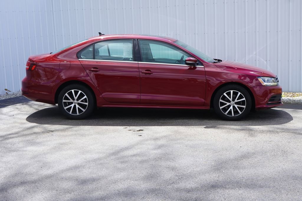 Used 2017 Volkswagen Jetta SE FWD image 2