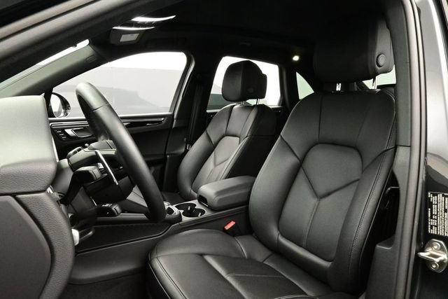 Certified 2025 Porsche Macan AWD/4WD image 5