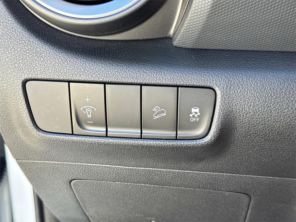 Used 2023 Hyundai Kona SE image 29