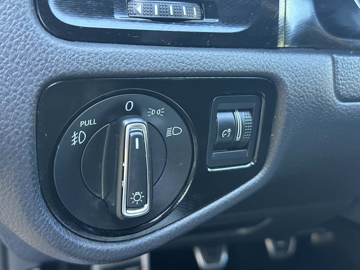 Used 2015 Volkswagen GTI SE FWD image 25