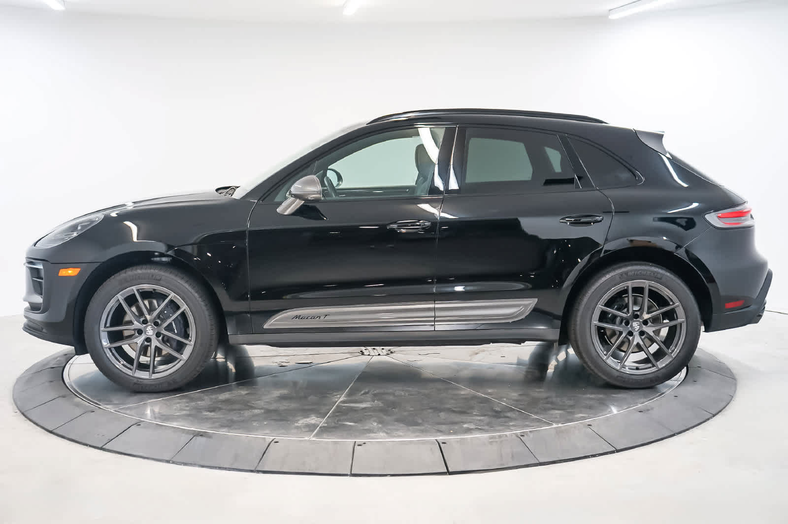 Certified 2026 Porsche Macan Turbo AWD/4WD image 2