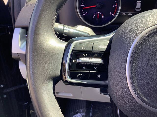 Used 2022 Kia Carnival LX image 13