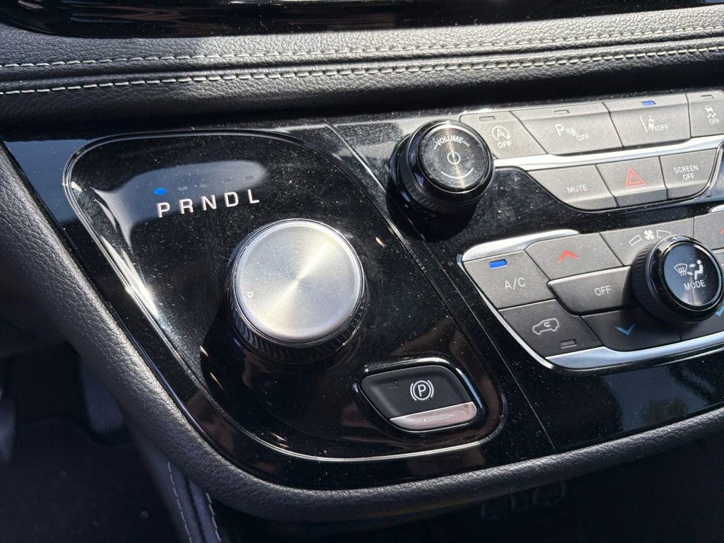 Used 2025 Chrysler Pacifica Limited FWD image 23