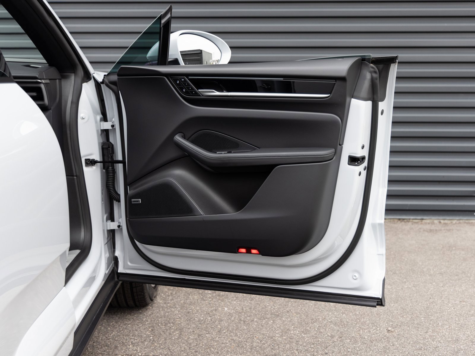 Used 2025 Porsche Macan Electric image 30