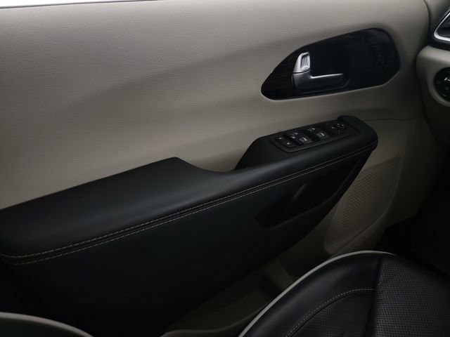 Used 2023 Chrysler Pacifica Limited AWD/4WD image 31