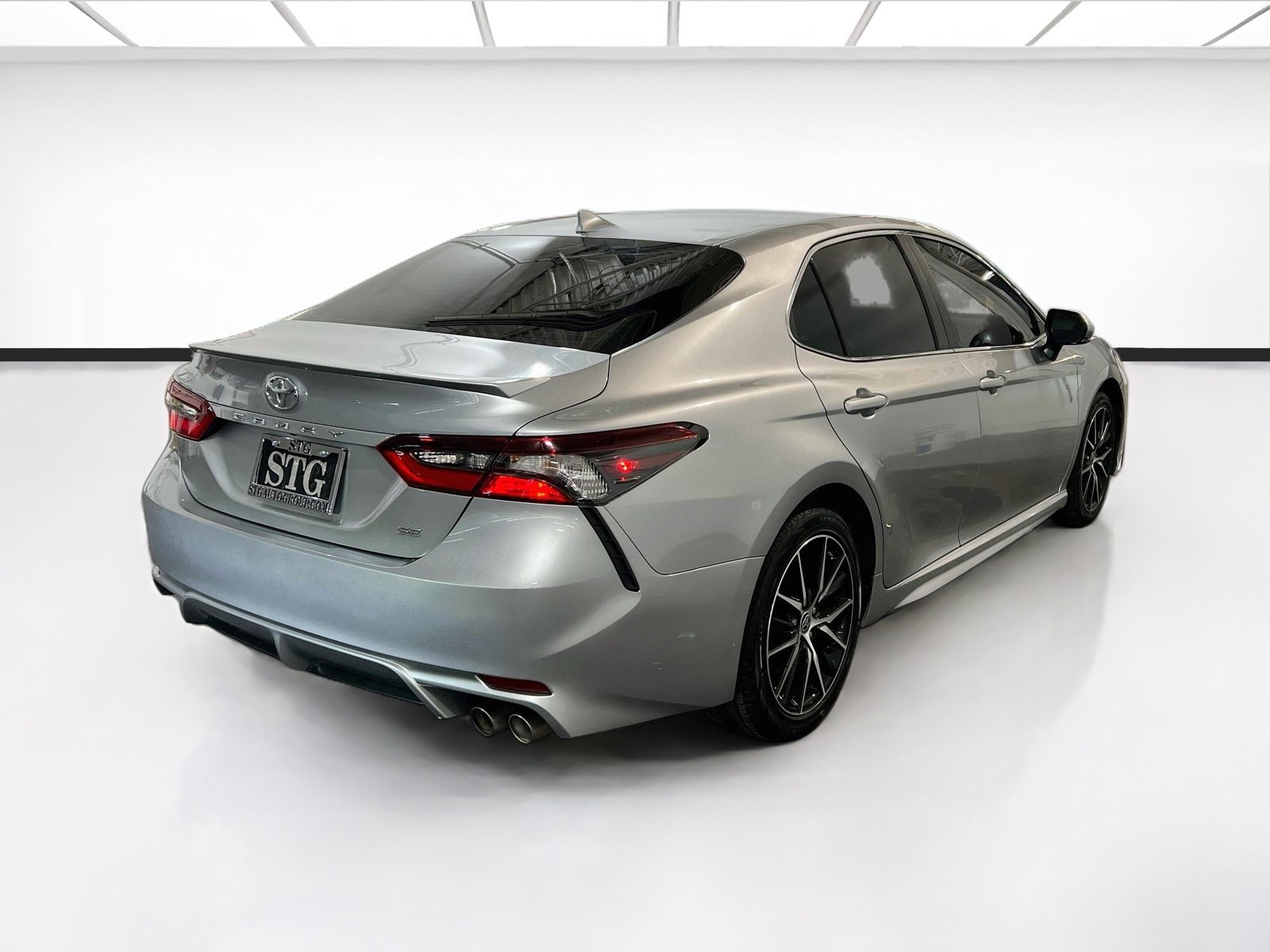 Used 2023 Toyota Camry SE FWD image 4