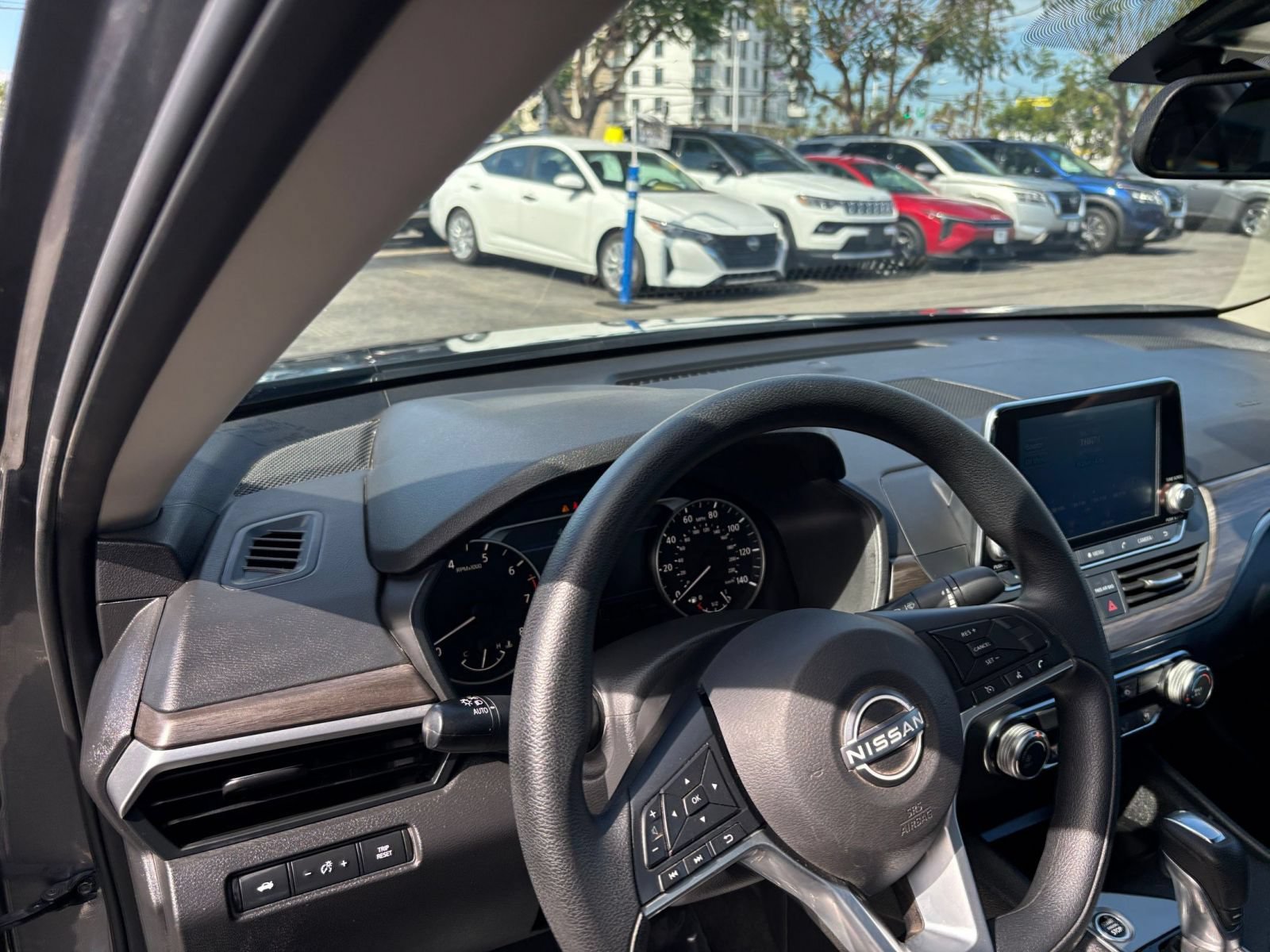 Used 2025 Nissan Altima 2.5 SV FWD image 35