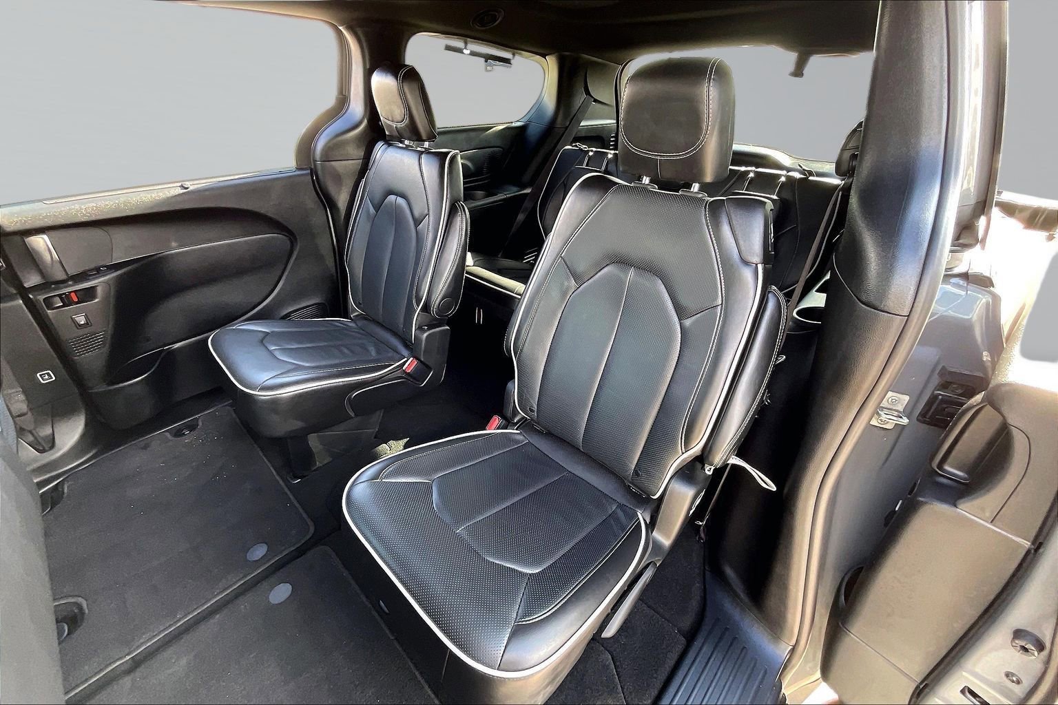 Used 2025 Chrysler Pacifica Limited image 27