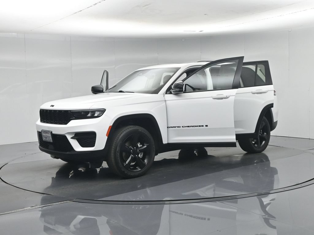 Used 2023 Jeep Grand Cherokee Laredo AWD/4WD image 34