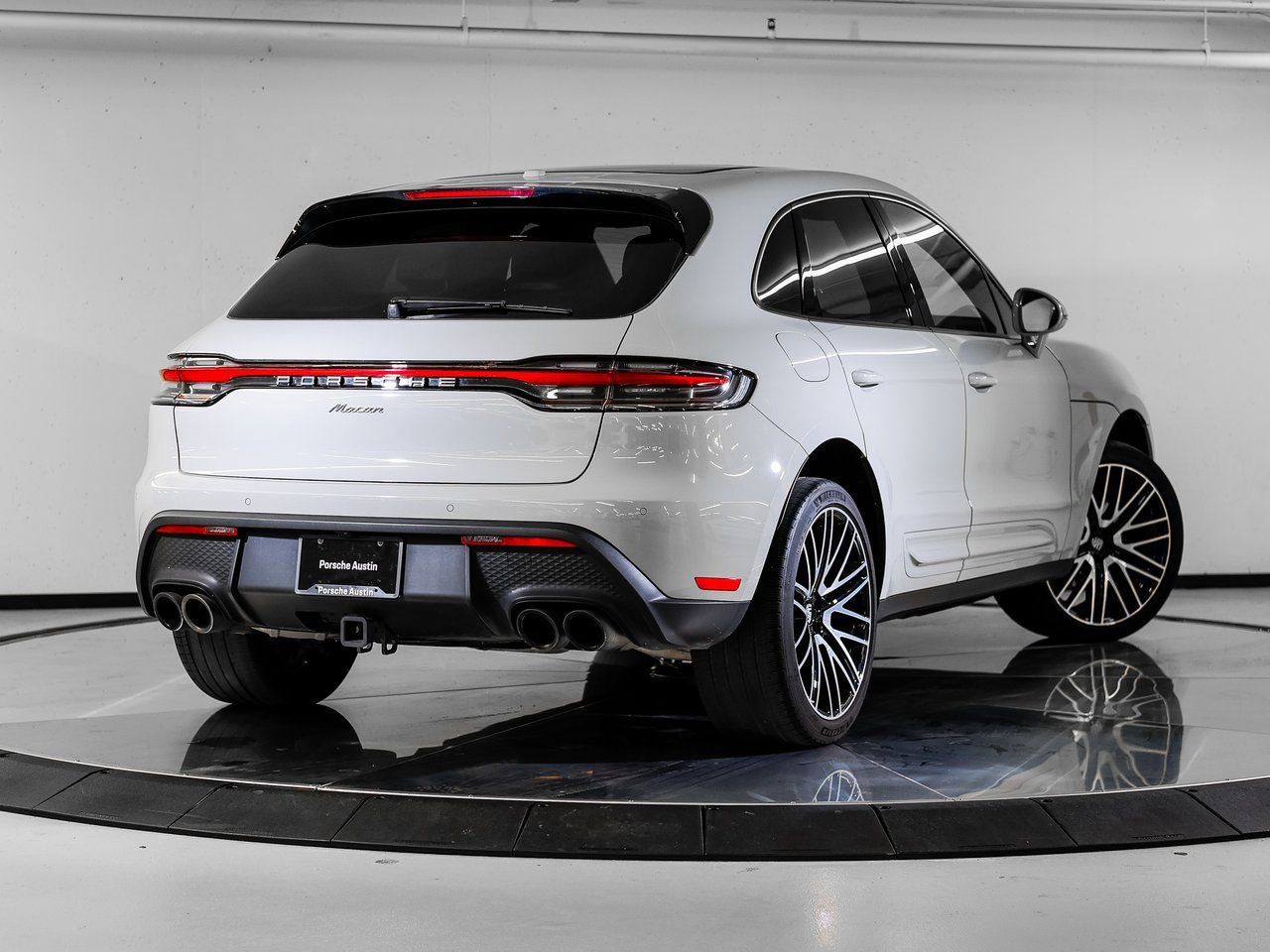 Certified 2023 Porsche Macan image 7