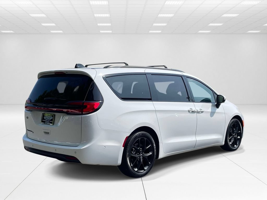 Used 2023 Chrysler Pacifica Touring-L w/ S Appearance Package FWD image 6